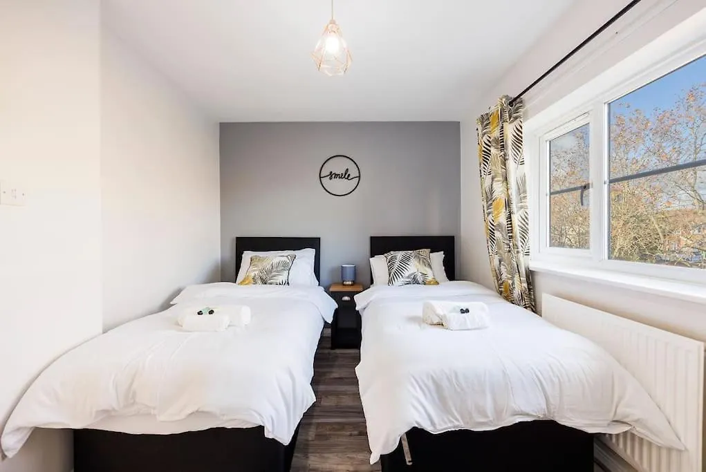Charming 2Bed House Villa Barking  0*, Barking (Greater London)