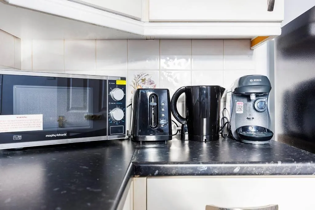 Charming 2Bed House Villa Barking